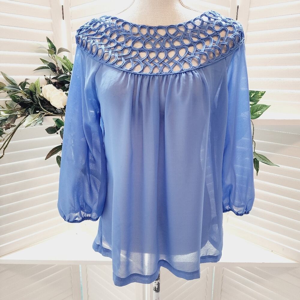UMGEE BLUE LATTICE BLOUSE WITH ZIP BACK SIZE SMALL